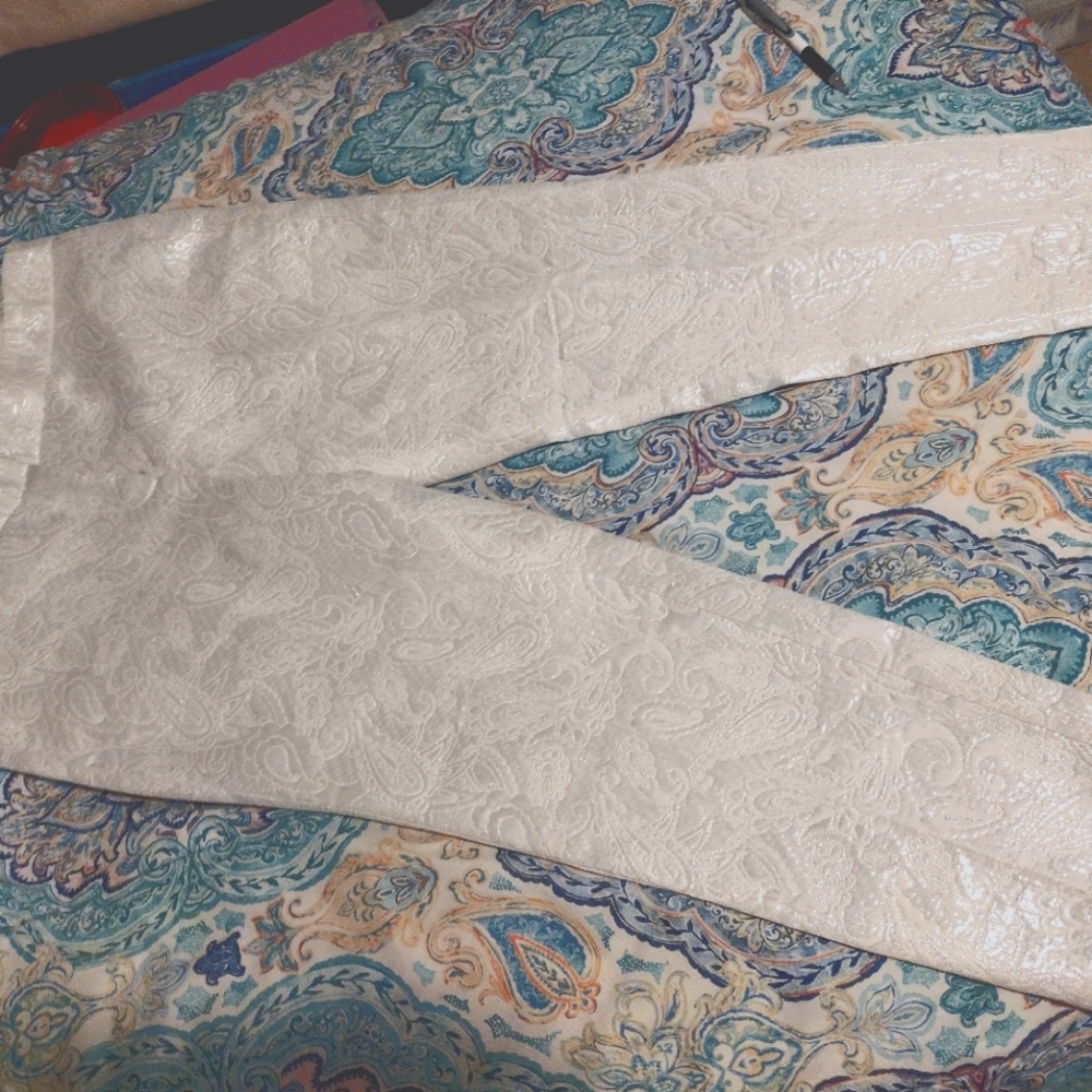 Emma style Liz Claiborne size 10P and white/ pearl shine ankle crop pant